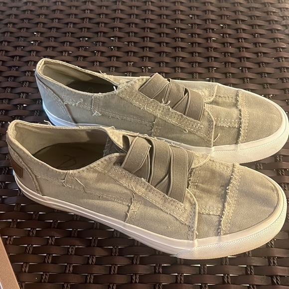 Blowfish Malibu Women's Shoes Sz 7 Gray With Fray Canvas Sneakers Slip On - Picture 2 of 12